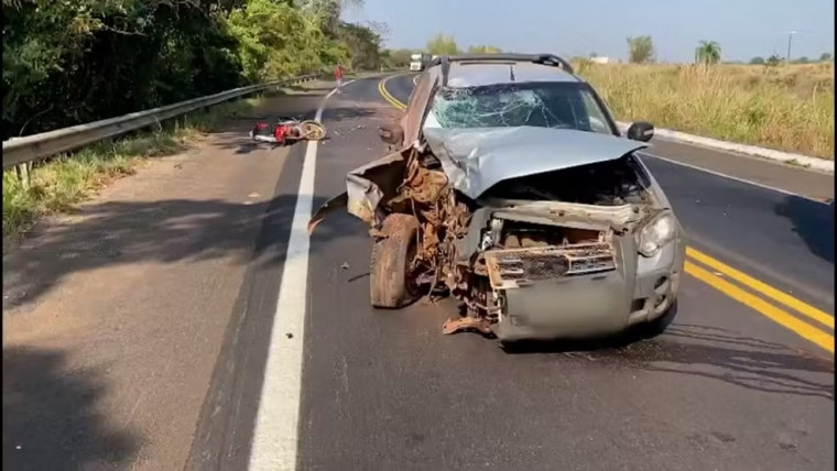 Moto bate de frente contra carro que vinha em sentido contrário na BR-153.