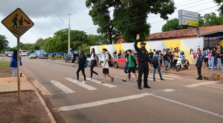 Detran durante blitz educativa da operação volta às aulas 2024