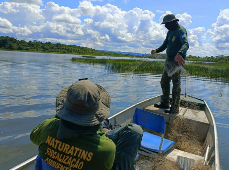 Fiscais retiram redes de pesca durante ação da lago da UHE Estreito