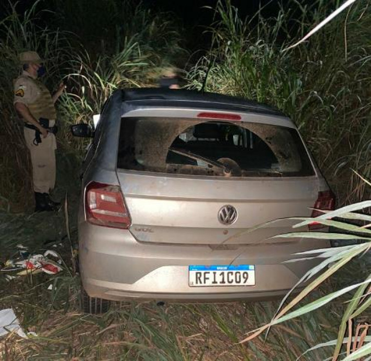 O carro da vítima foi saiu da pista e foi parar em um matagal