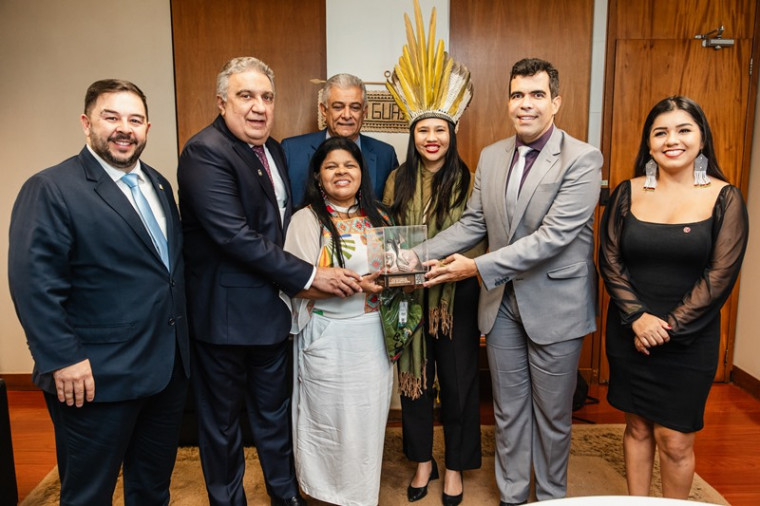 Ministra dos Povos Indígenas, Sônia Guajajara, ao lado da comitiva do Governo do Tocantins