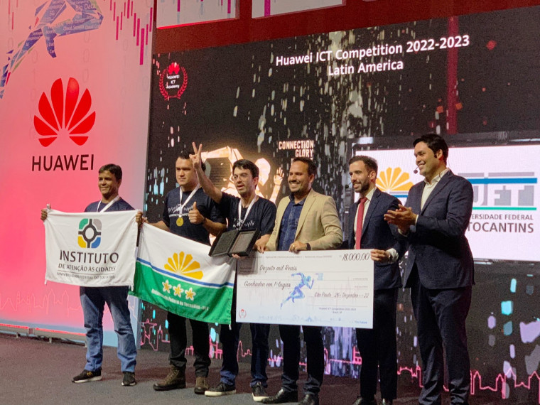 Estudantes e professores da UFT celebram a vitória na Huawei ICT Competition