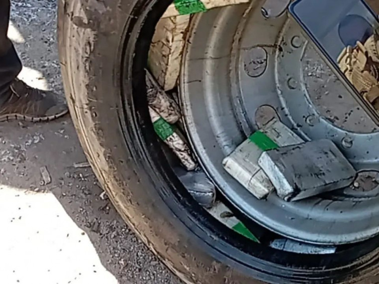 Pasta base de cocaína estava escondida dentro de pneus