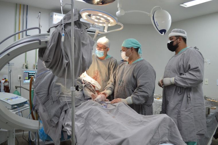 Equipe médica durante cirurgia