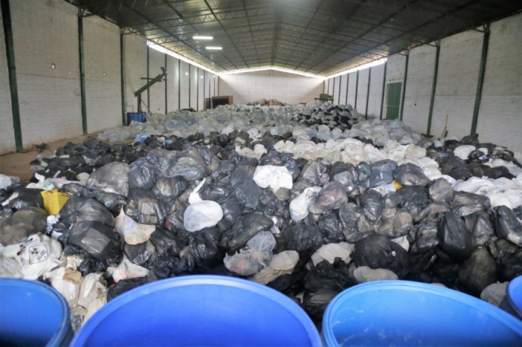 Cerca de 200 toneladas de lixo hospitalar foram encontradas em galpão clandestino