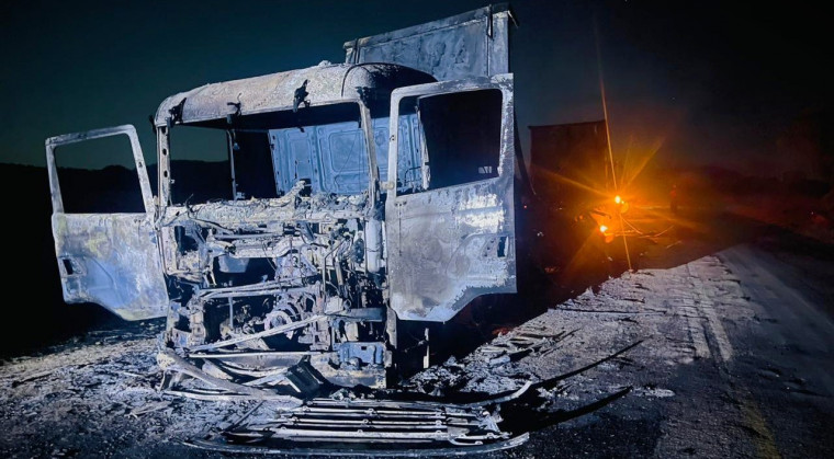 Em Natividade, caminhão carregado com óleo vegetal ficou destruído após pane elétrica