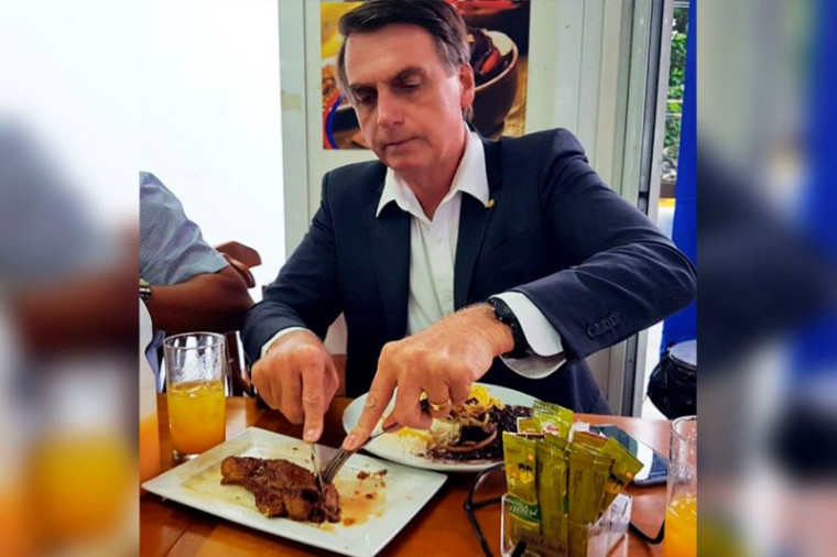 Bolsonaro comendo carne