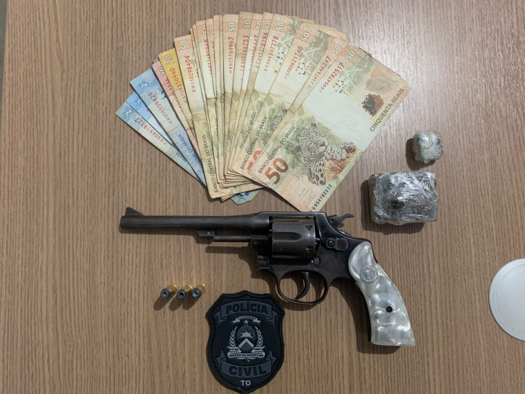 Armas e dinheiro foram apreendidos durante a operação.