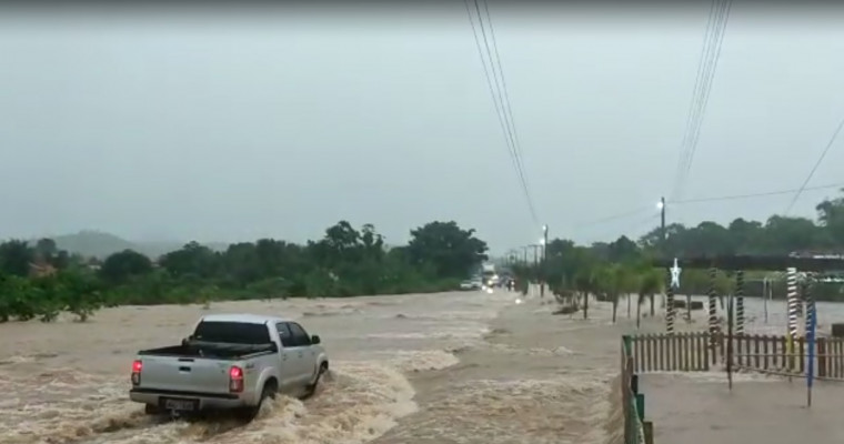 Chuva intensa causa alagamentos e enchentes em Axixá, no norte do Estado.