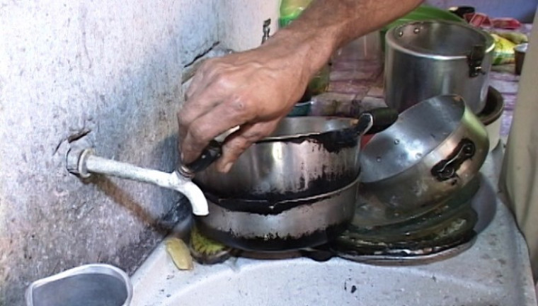 Moradores vivem sem uma gota de água nas torneiras