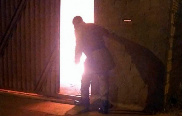 Um vídeo gravado no local, mostra o momento que os militares adentram a residência em chamas