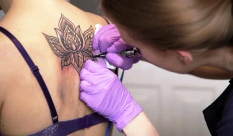 Mulher sendo tatuada