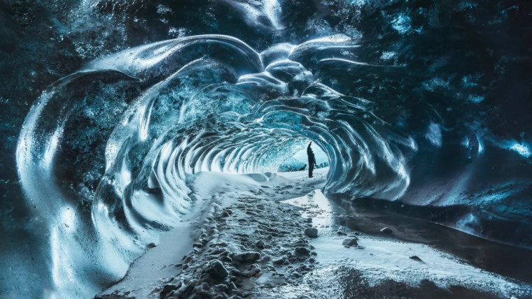 As cavernas de gelo na Islândia são muito visitadas por turistas na época do inverno.