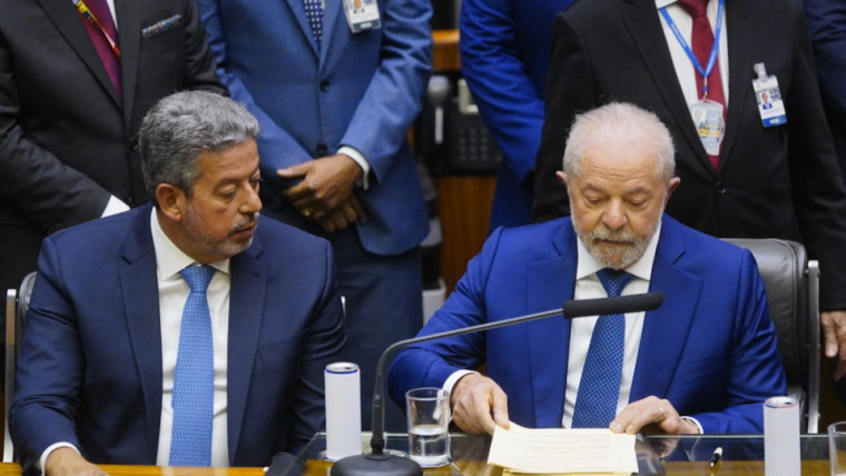 Arthur Lira e o presidente Lula na Câmara dos Deputados.