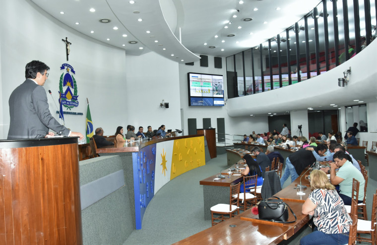 Afonso Piva na tribuna da Assembleia, durante a audiência pública.