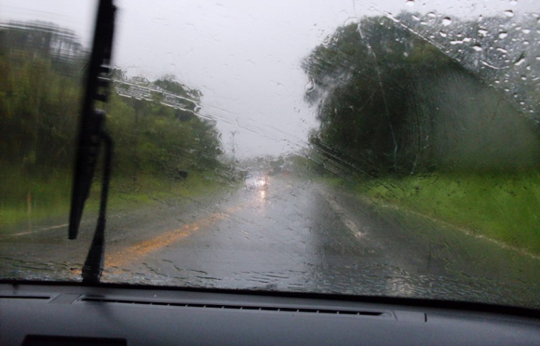 Carro em rodovia durante chuva