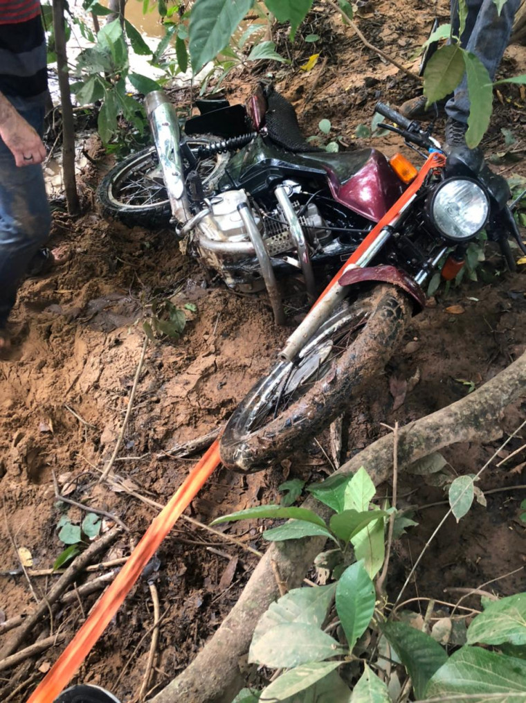 Motocicleta da vítima foi encontrada dentro de um riacho