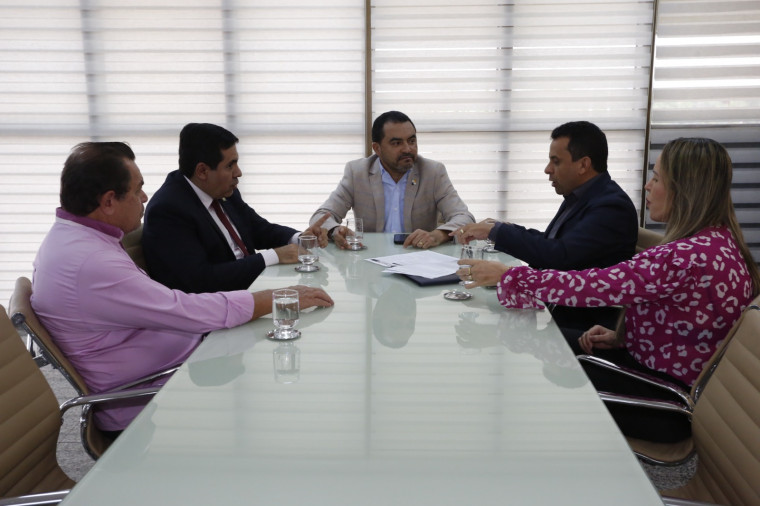 Reunião com o governador Wanderlei Barbosa e o secretário da Educação, Fábio Vaz.
