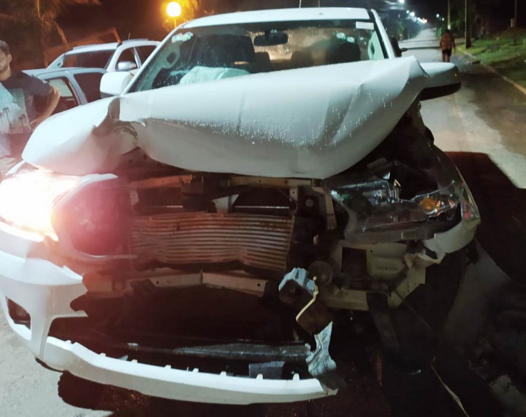 Carro do ex-prefeito ficou com a frente totalmente danificada