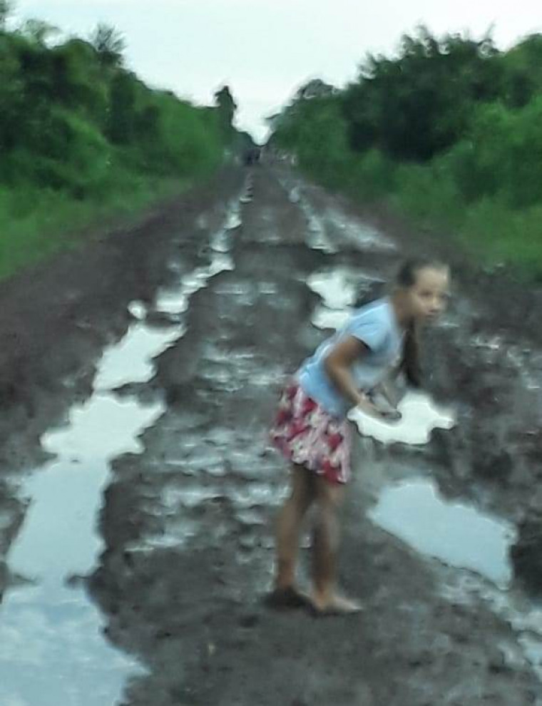 Menina no meio da lama
