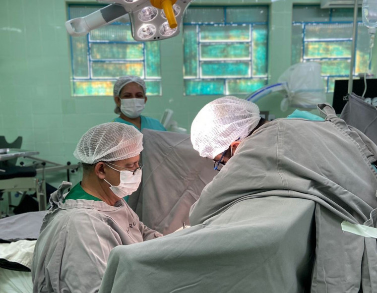 Cirurgia sendo realizada em hospital público do Tocantins.