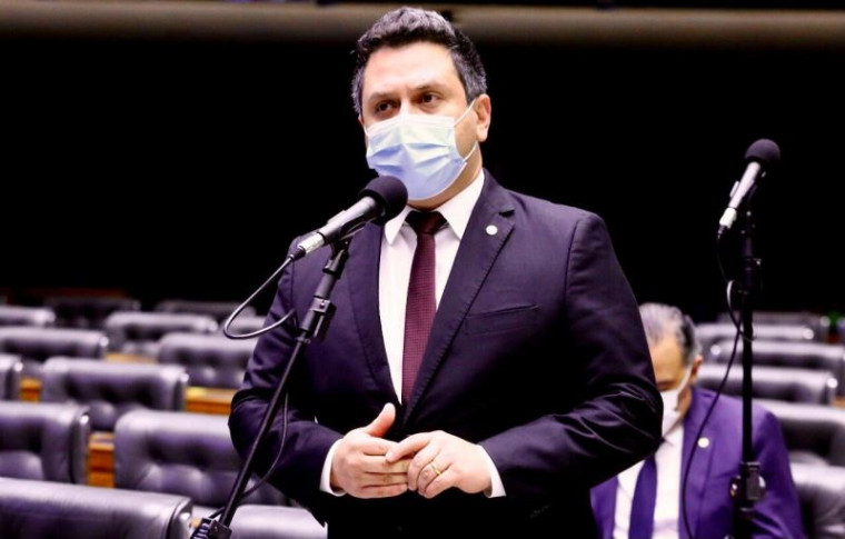 Deputado Tiago Dimas fazendo uso da fala na Câmara