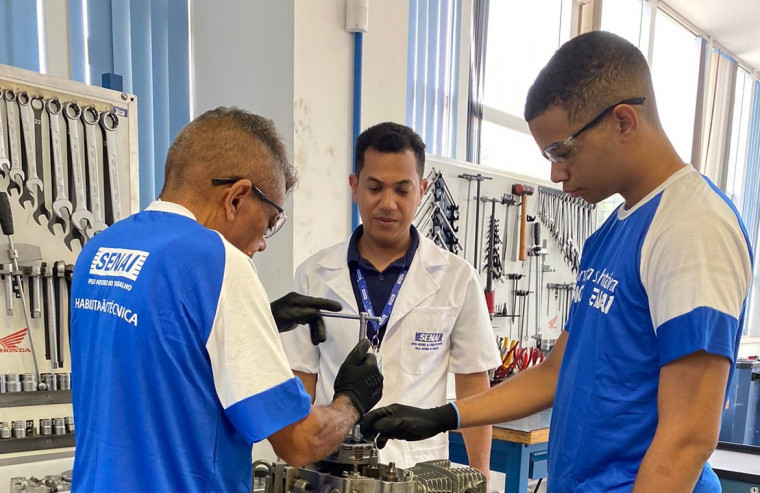 Avô e neto fazem curso juntos no SENAI.