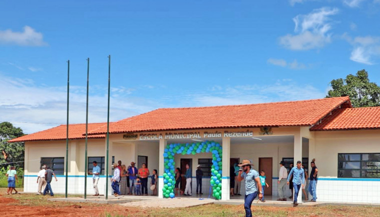 Inaguração de escola em Piraquê