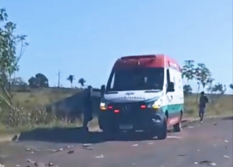 Uma ambulância durante atendimento às vítimas do acidente
