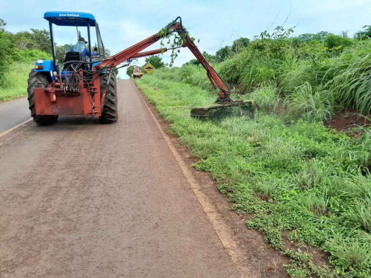 Outra equipe realiza a roçagem mecanizada iniciada nos 29 km de rodovia entre Aguiarnópolis e Tocantinópolis