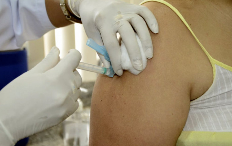 Vacina sendo aplicada em paciente