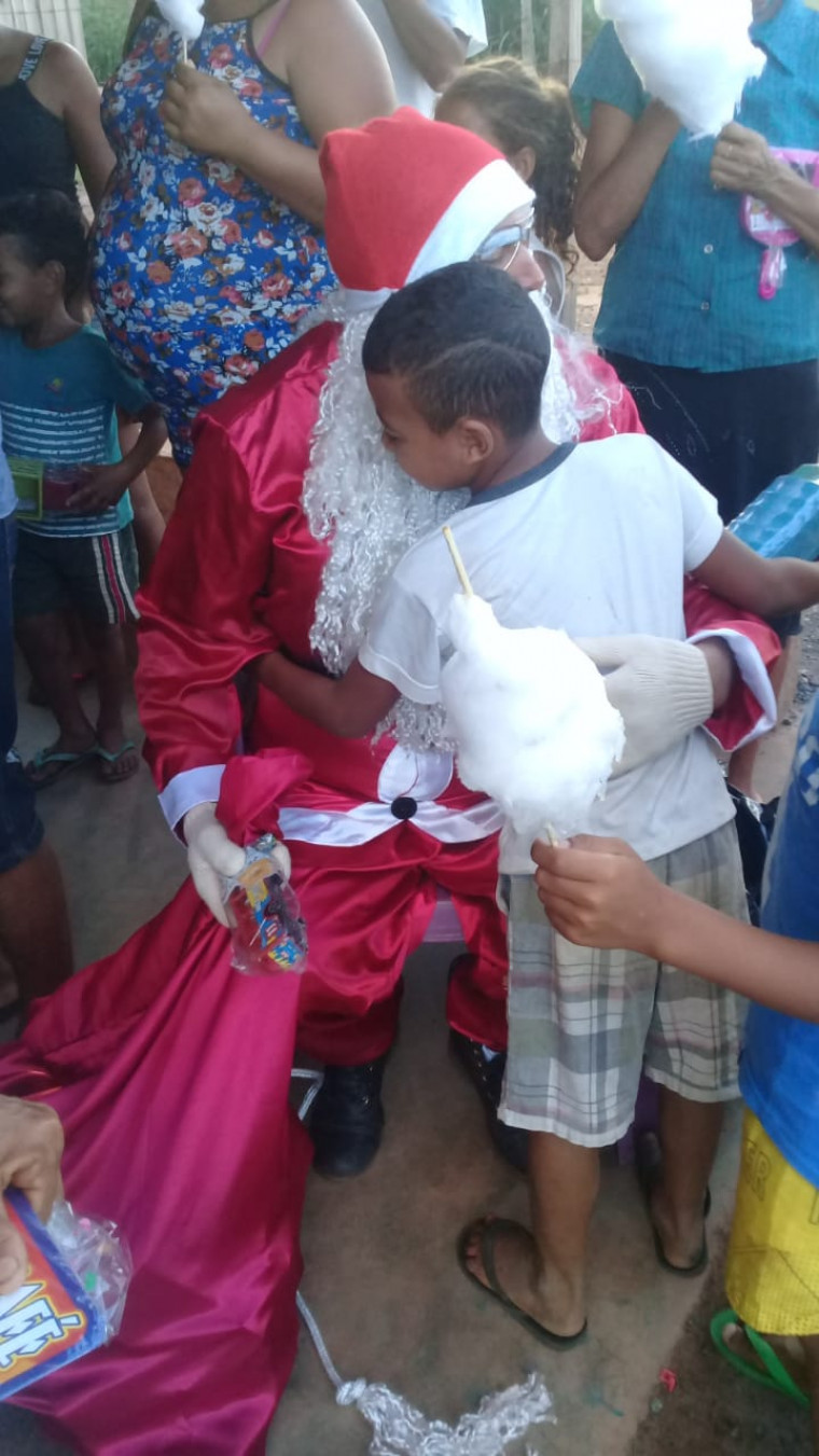 Criança abraçando o Papai Noel
