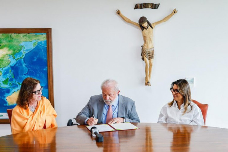 Presidente Lula durante a assinatura da lei