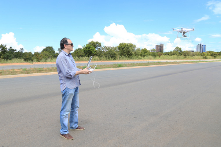 Engenheiro e coordenador da CAENG pilota drone durante aula prática