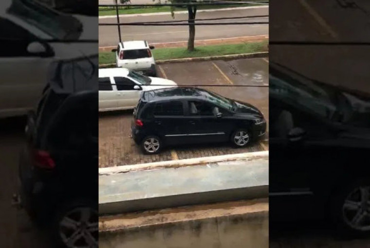 O homem foi filmado por populares se masturbando dentro de um carro no centro da capital