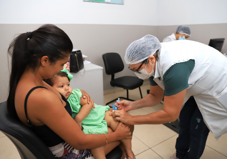 Enfermeira Thamyres Silva levou a sua filha para vacinar.