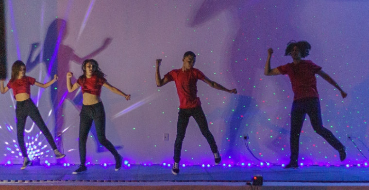 Jovens durante apresentação de dança