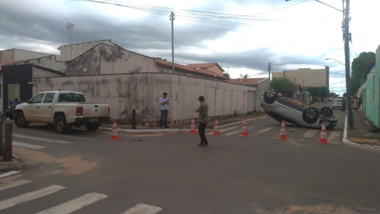 Caminhonete e carro pequeno se envolvem em acidente no centro de Araguaína.