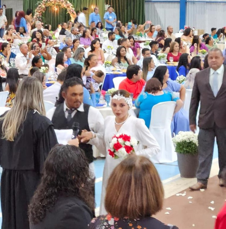 Casamento comunitário sendo realizado em Pedro Afonso.