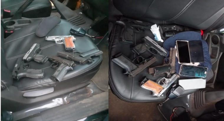 Armas no interior do veículo durante a vistoria da Guarda Metropolitana