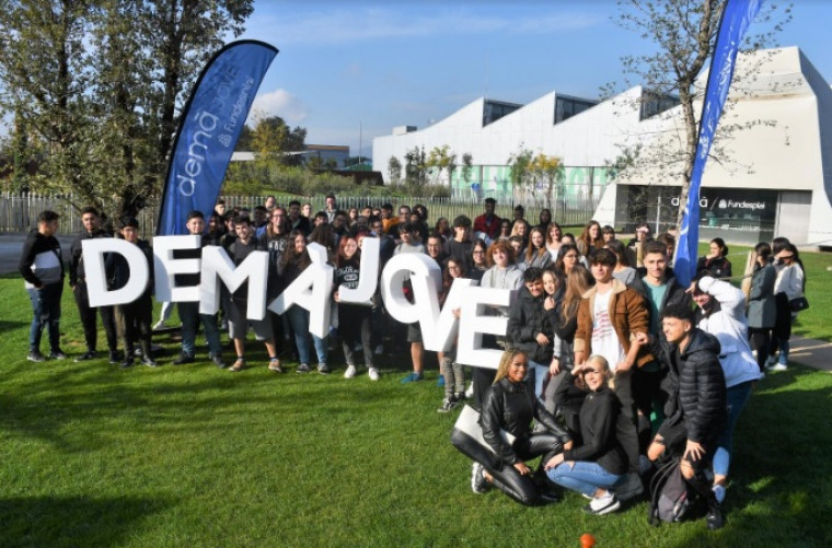 Grupo de 12 jovens brasileiros participam de intercâmbio cultural e pedagógico na Europa.