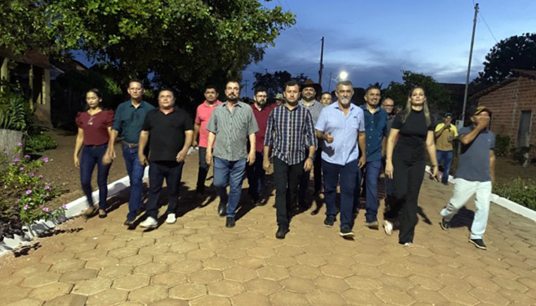 Presidente da Jucetins, Issam Saado, o prefeito de Filadélfia, David Bento, e o deputado Amélio Cayres inauguram nova pavimentação de Bielândia