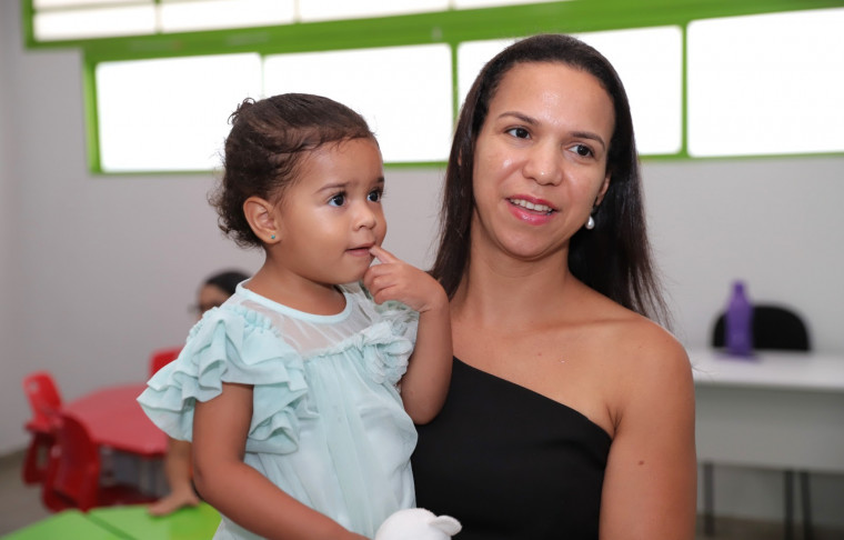 Mamãe Tânia Maria Alves comemorou a abertura da nova creche