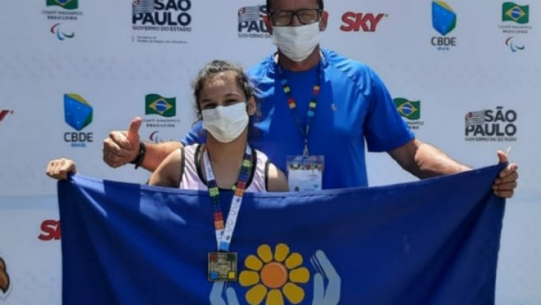 Maria de Lurdes e o treinador, Hamilton Alves Costa no pódio