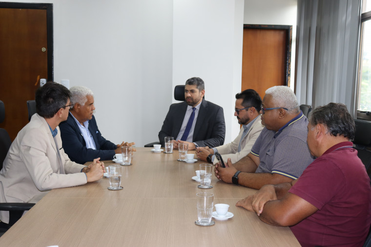Reunião entre o secretário e sindicatos