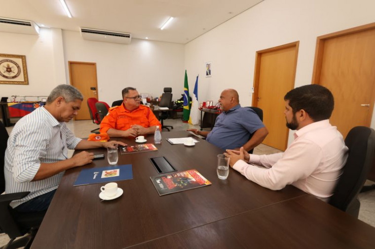 Prefeito Israel Kawe entregou ao coronel Ornelas documento afirmando desejo de Formoso do Araguaia de ter uma unidade do CBMTO