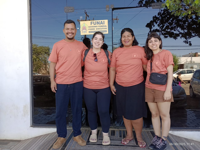 Parte da equipe do projeto de fortalecimento e revitalização da cultura, Inỹrybè .
