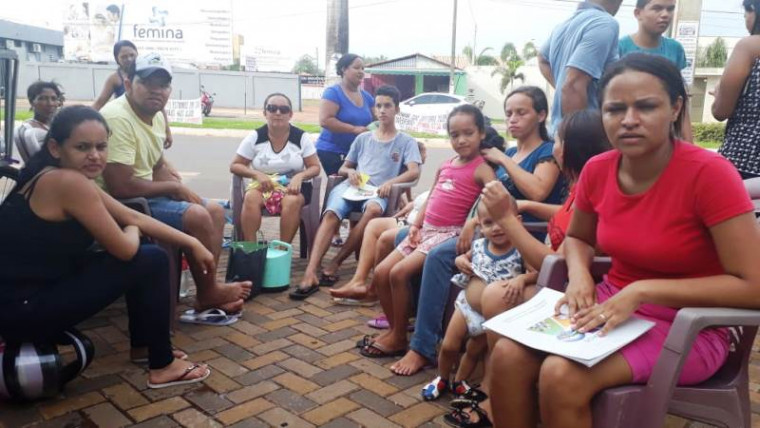Os moradores estão acampados