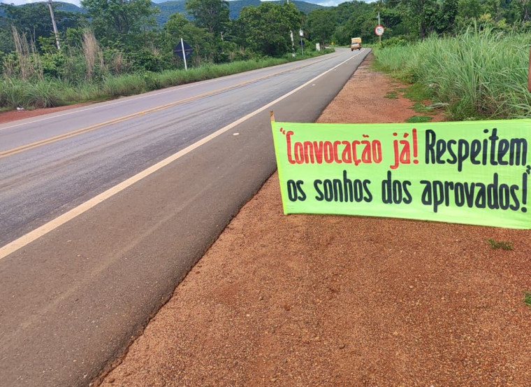 Faixa colocada na rodovia de acesso à capital