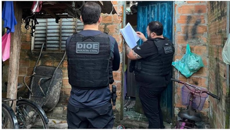 Policiais durante a operação